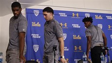 Cody Riley, LiAngelo Ball a Jalen Hill (zleva) z UCLA opoutjí tiskovou...