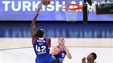 Bryant Dunston z Anadolu Efes Istanbul zakonuje na ko Panathinaikosu Atény.