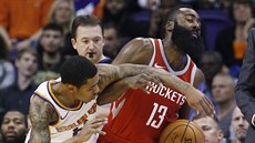 James Harden (vpravo) z Houstonu elí ataku Tylera Ulise z Phoenixu.