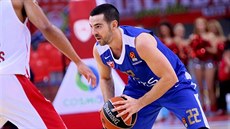 Taylor Rochestie z Crvené zvezdy Blehrad v duelu s Olympiakosem Pireus.