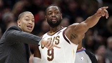 Tyronn Lue (vlevo), trenér Clevelandu, usmruje Dwyanea Wadea.