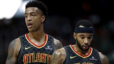 John Collins (vlevo) a Malcolm Delaney z Atlanty