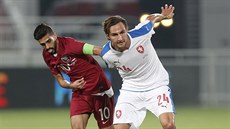 Český záložník Stefan Simič (vpravo) během utkání s Katarem.