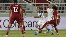 Český kapitán Josef Hušbauer u míče během utkání s Katarem.