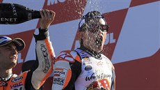 A U TO STÍKÁ. Marc Márquez (vpravo) slaví titul ampiona MotoGP.