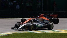 Lewis Hamilton (vpedu) a Fernando Alonso bhem Velké ceny Brazílie