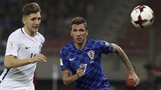 Chorvatský úto�ník Mario Mand�uki� (vpravo) a Panagiotis Retsos z �ecka up�en�...