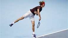 Německý tenista Alexander Zverev servíruje v úvodním duelu na Turnaji mistrů.