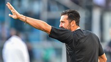 Branká Juventusu Gianluigi Buffon zdraví fanouky.