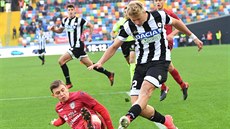 Záloník Udine Antonín Barák (v ernobílém) v utkání proti Cagliari, brání ho...