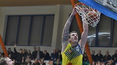 Ústecký basketbalista Ladislav Pecka smeuje.