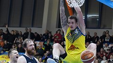 Ústecký basketbalista Ladislav Pecka smeuje, pihlíí Robert Landa a Luká...