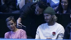 VIP DIVÁCI. David Beckham (vpravo) se synem Romeem sledují finále tenisového...