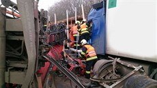 Hasiči zasahují u vážné nehody dvou kamionů na dálnici D1 u exitu Rohlenka.
