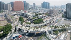 Kdysi to byl silni�ní viadukt. Te� se nad nádra�ím a ulicemi v jihokorejském...