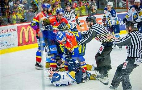 Potyka v utkn esk Budjovice (modr) vs. Kladno.