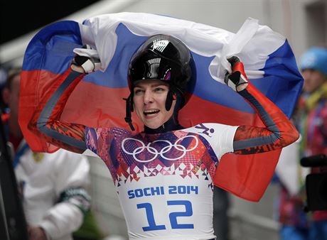 Na olympijských hrách v Soi slavil Alexandr Trejakov s ruskou vlajkou na...