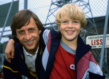 SLAVNÝ TÁTA. Jordi Cruyff (vpravo) se od otce Johana mnohé nauil. Musel si ale...