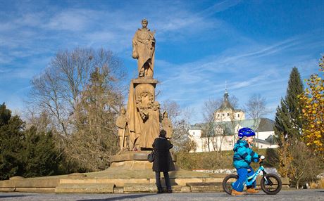 Socha Rudoarmjce nedaleko zámku v Pardubicích