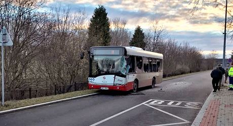 Nehoda autobusu s popeláským vozem v Praze-Troji