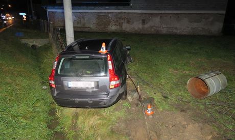 Snímek z nehody, pi ní auto v obci Zvole na umpersku narazilo do plynové...