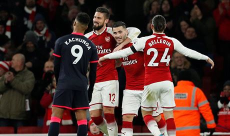 Fotbalisté Arsenalu slaví v utkání proti Huddersfieldu.