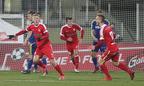 Brnnský útoník Michal koda (v erveném vlevo) slaví gól do jihlavské sít.