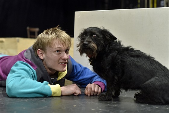 Fenka Ketamína ve he Západoeského divadla v Chebu Podivný pípad se psem