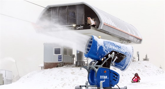 Sněhové dělo Titan pod lanovkou CineStar express na Klínovci.