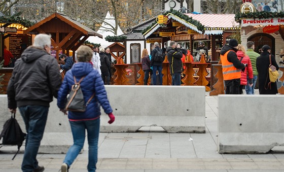 Vánoní trh na námstí Breitscheidplatz v Berlín, kde v prosinci 2016 najel...