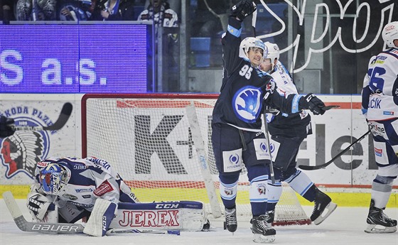 Plzeský Miroslav Indrák (uprosted) se raduje z gólu.