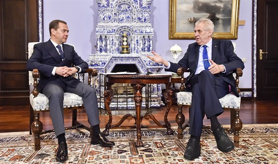 Prezident ČR Miloš Zeman (vpravo) se 22. listopadu setkal v Gorkách u Moskvy s...