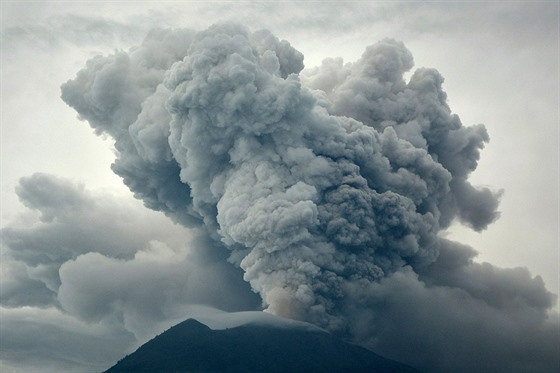 Sopka Agung chrlí od víkendu oblaka bílého a šedého popela do výšky několika...
