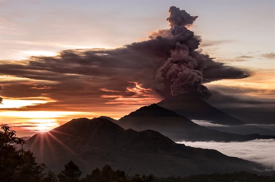 Sopka Agung na Bali u podruhé v jednom týdnu vyvrhla oblak dýmu (26. listopadu...