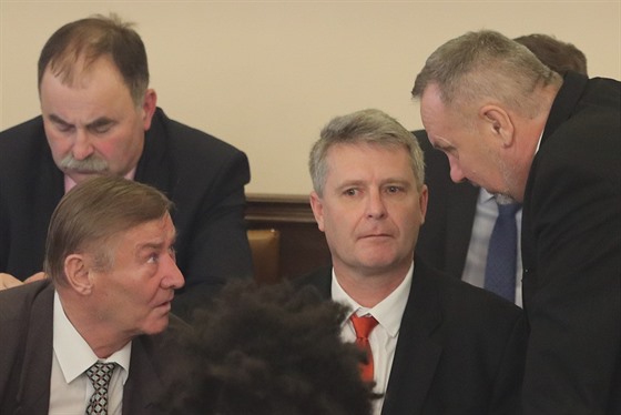 Komunističtí poslanci Miroslav Grebeníček, Stanislav Grospič a Pavel Kováčik se spolu radí ve Sněmovně