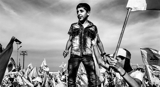 Fotografie roku Martina Bandžáka zachycuje oslavy vítězství Hizballáhu nad Izraelem. Uspěla v kategorii Problémy dnešní doby (single snímek).
