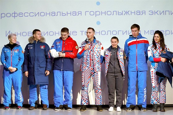 Rutí sportovci u vdí, jak vypadá jejich olympijská kolekce. Ale zda budou startovat na hrách v Pchjongchangu - a pokud ano, tak pod jakou vlajkou - zatím netuí.