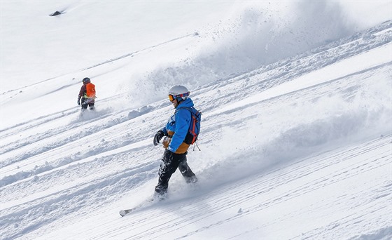 Lyžaři a snowboardisté už sjíždějí ledovec Stubai u západorakouského Neustiftu....