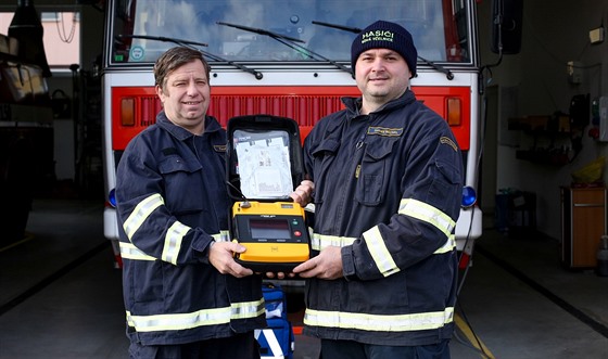 Dobrovolní hasiči z Nové Včelnice na Jindřichohradecku Tomáš Míchal (vpravo) a...