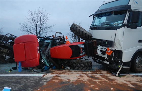 U Tebon se stetl kamion s traktorem.