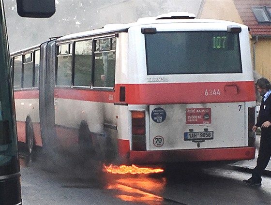 Na zastávce Zemdlská univerzita ráno vzplanul autobus na lince íslo 107...