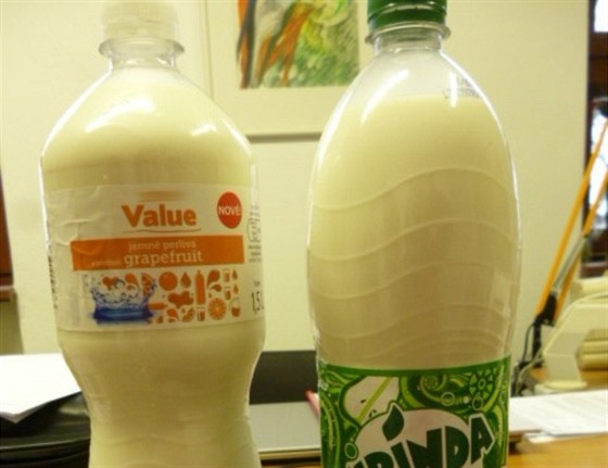 Farmářka mléko prodávala v běžných plastových lahvích od limonád.