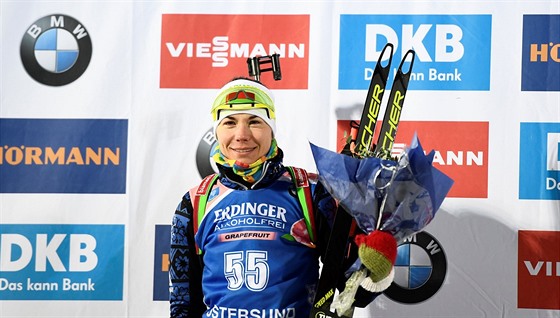Běloruska Naděžda Skardinová po vítězství ve vytrvalostním závodu v Östersundu.