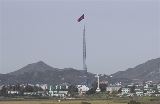 Sevrokorejsk vlajka na 160 metr vysokm storu vlaje jen kousek od...