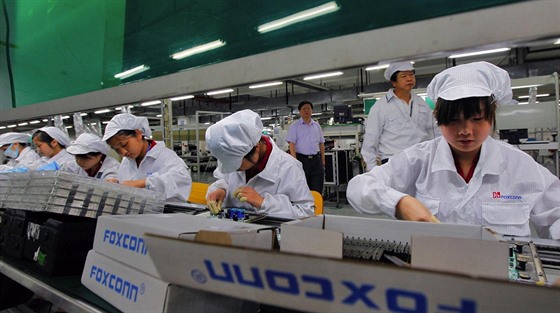 V továrnách Foxconnu mnohdy studenti pracují přesčas.