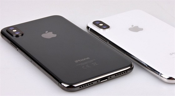 iPhone X je v prodeji v erném a bílém provedení