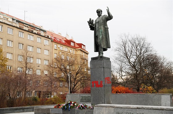 Na pomník vojevůdce I. S. Koněva v pražských Dejvicích někdo namaloval...
