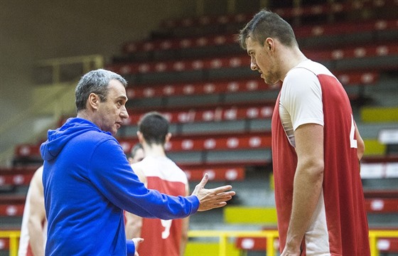 Ondej Balvín naslouchá na tréninku eských basketbalist trenérovi Ronenu...
