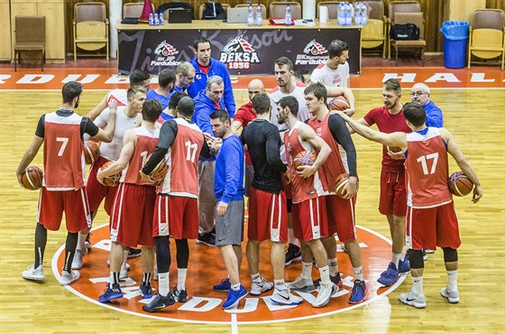 etí basketbalisté na tréninku ped kvalifikací o mistrovství svta