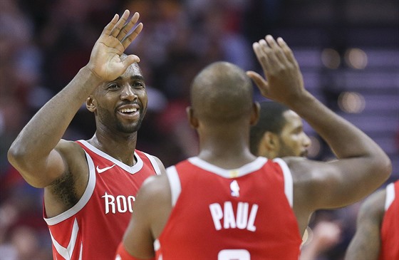 Luc Mbah a Moute (vlevo) a Chris Paul z Houstonu oslavují povedenou akci.